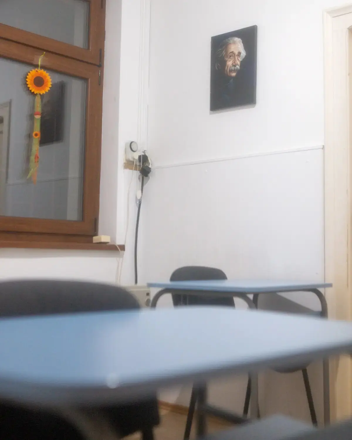 Pogled preko klupe prema tabli i Ajnštajnovom portretu.